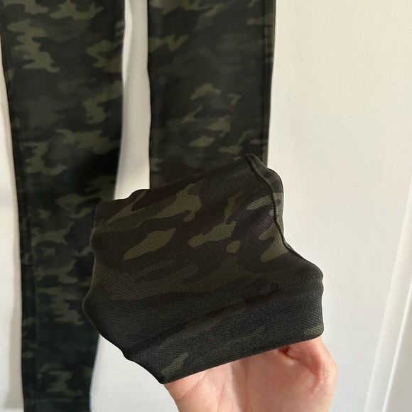 NWT SPANX Look at Me Now Seamless High-Waisted Camo Leggings Green Women’s sz M - Picture 6 of 9